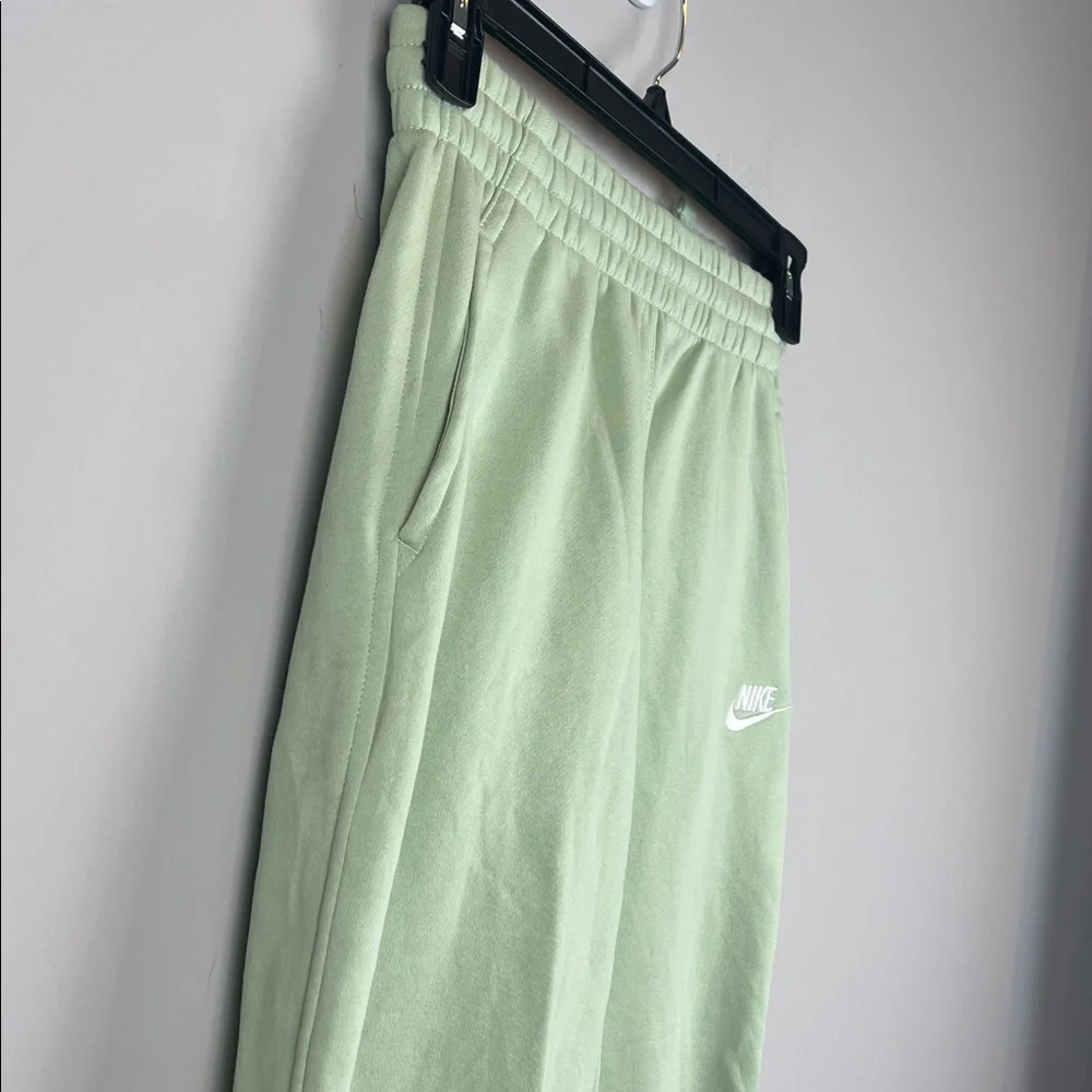 Nike Like-New Girls Mint Green Sweatpants Size Medium